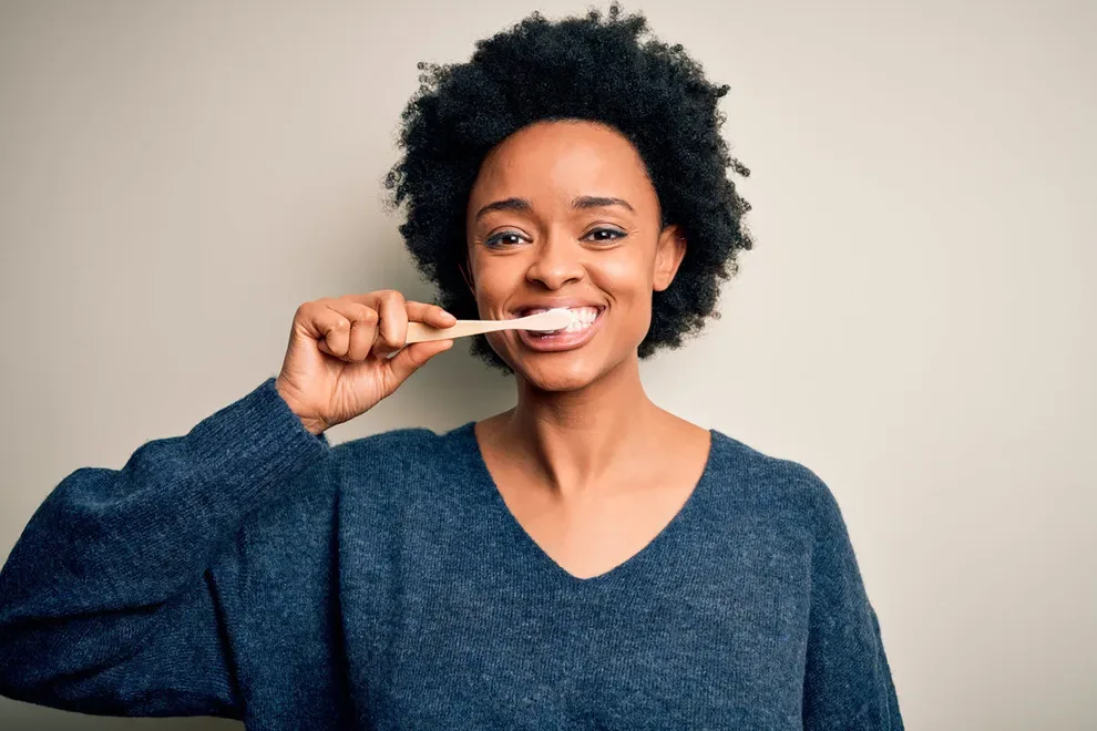 woman-brushing-teeth